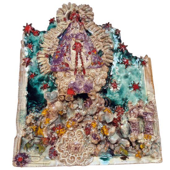 Relieve de terracota esmaltada de la Virgen de la CAbeza con fondo verde estrellado, manto carmesí, sobre nube y Santuario. A la derecha figura del Arco de la Plaza